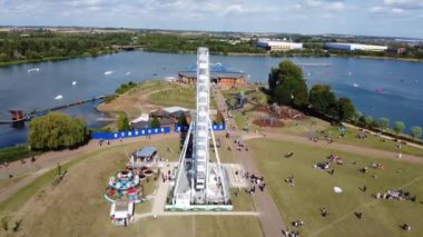 İngiltere 'deki Willen Gölü Halk Parkı Milton Keynes' de dönme dolap ve Rides. Willen Lake, Milton Keynes, Buckinghamshire 'da bulunan bir ziyaretçi merkezi..