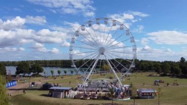 İngiltere 'deki Willen Gölü Halk Parkı Milton Keynes' de dönme dolap ve Rides. Willen Lake, Milton Keynes, Buckinghamshire 'da bulunan bir ziyaretçi merkezi..