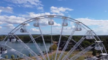 İngiltere 'deki Willen Gölü Halk Parkı Milton Keynes' de dönme dolap ve Rides. Willen Lake, Milton Keynes, Buckinghamshire 'da bulunan bir ziyaretçi merkezi..