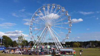 İngiltere 'deki Willen Gölü Halk Parkı Milton Keynes' de dönme dolap ve Rides. Willen Lake, Milton Keynes, Buckinghamshire 'da bulunan bir ziyaretçi merkezi..
