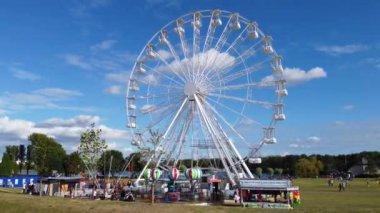 İngiltere 'deki Willen Gölü Halk Parkı Milton Keynes' de dönme dolap ve Rides. Willen Lake, Milton Keynes, Buckinghamshire 'da bulunan bir ziyaretçi merkezi..