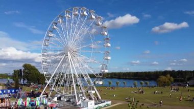 İngiltere 'deki Willen Gölü Halk Parkı Milton Keynes' de dönme dolap ve Rides. Willen Lake, Milton Keynes, Buckinghamshire 'da bulunan bir ziyaretçi merkezi..