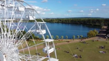 İngiltere 'deki Willen Gölü Halk Parkı Milton Keynes' de dönme dolap ve Rides. Willen Lake, Milton Keynes, Buckinghamshire 'da bulunan bir ziyaretçi merkezi..