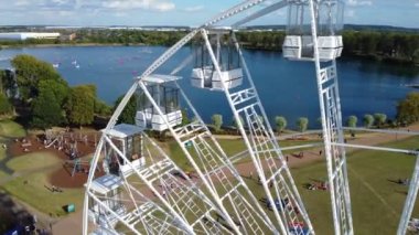 İngiltere 'deki Willen Gölü Halk Parkı Milton Keynes' de dönme dolap ve Rides. Willen Lake, Milton Keynes, Buckinghamshire 'da bulunan bir ziyaretçi merkezi..