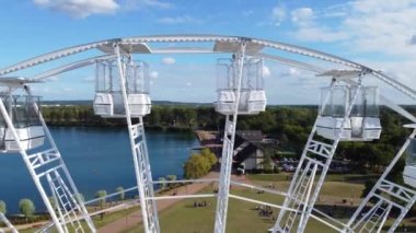 İngiltere 'deki Willen Gölü Halk Parkı Milton Keynes' de dönme dolap ve Rides. Willen Lake, Milton Keynes, Buckinghamshire 'da bulunan bir ziyaretçi merkezi..