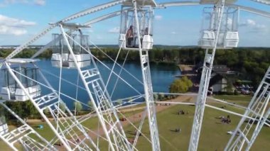 İngiltere 'deki Willen Gölü Halk Parkı Milton Keynes' de dönme dolap ve Rides. Willen Lake, Milton Keynes, Buckinghamshire 'da bulunan bir ziyaretçi merkezi..