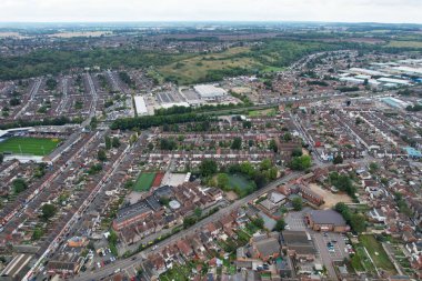 İngiltere 'nin Luton şehrindeki konutların yüksek açılı hava görüntüsü