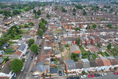 İngiltere 'nin Luton şehrindeki konutların yüksek açılı hava görüntüsü