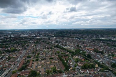 İngiltere 'nin Luton şehrindeki konutların yüksek açılı hava görüntüsü