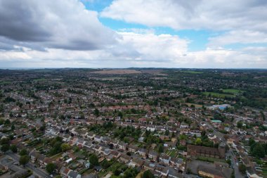 İngiltere 'nin Luton şehrindeki konutların yüksek açılı hava görüntüsü