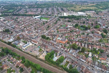 İngiltere 'nin Luton şehrindeki konutların yüksek açılı hava görüntüsü