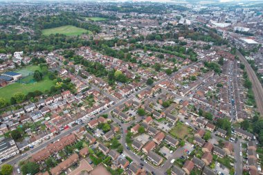 İngiltere 'nin Luton şehrindeki konutların yüksek açılı hava görüntüsü