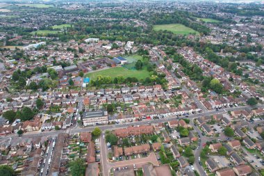 İngiltere 'nin Luton şehrindeki konutların yüksek açılı hava görüntüsü