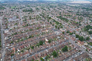 İngiltere 'nin Luton şehrindeki konutların yüksek açılı hava görüntüsü