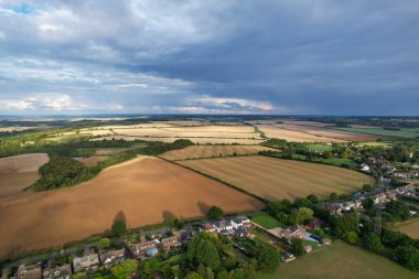 İngiltere 'de İngiliz Kırsal Bölgesi ve Köyü Yüksek Açı Görünümü