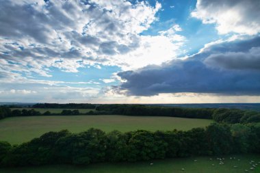 İngiltere 'de İngiliz Kırsal Bölgesi ve Köyü Yüksek Açı Görünümü
