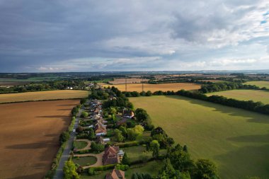 İngiltere 'de İngiliz Kırsal Bölgesi ve Köyü Yüksek Açı Görünümü