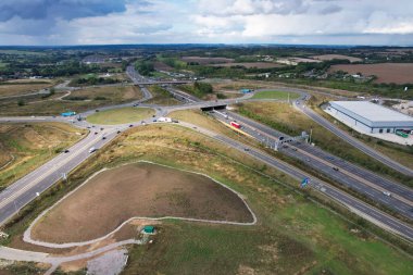 İngiliz Otoyolları 'nın güzel hava manzarası M1 J11a, İHA' nın kamera görüntüsü 