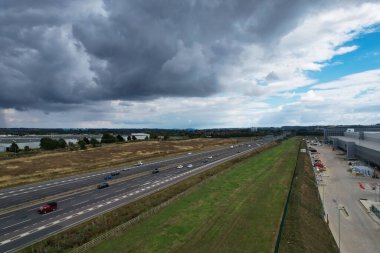 İngiliz Otoyolları 'nın güzel hava manzarası M1 J11a, İHA' nın kamera görüntüsü 
