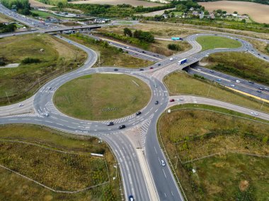 İngiliz Otoyolları 'nın güzel hava manzarası M1 J11a, İHA' nın kamera görüntüsü 