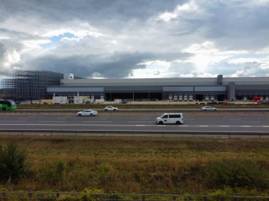 İngiliz Otoyolları 'nın güzel hava manzarası M1 J11a, İHA' nın kamera görüntüsü 