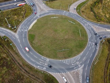 İngiliz Otoyolları 'nın güzel hava manzarası M1 J11a, İHA' nın kamera görüntüsü 