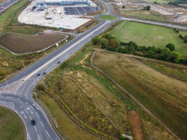 İngiliz Otoyolları 'nın güzel hava manzarası M1 J11a, İHA' nın kamera görüntüsü 