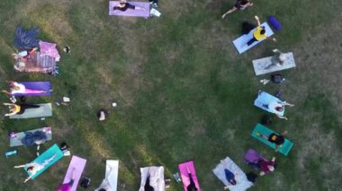 ENGLAND, LUTON TOWN - 04th April 2022: Genç İngiliz Kadınlardan oluşan bir grup, Wardown Halk Parkı Yüksek Açılı Görüntü Parkı 'nda egzersiz yapıyor. Luton Kasabası 'nda Parlak Güneşli Gün