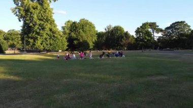 ENGLAND, LUTON TOWN - 04th April 2022: Genç İngiliz Kadınlardan oluşan bir grup, Wardown Halk Parkı Yüksek Açılı Görüntü Parkı 'nda egzersiz yapıyor. Luton Kasabası 'nda Parlak Güneşli Gün