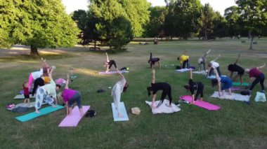 ENGLAND, LUTON TOWN - 04th April 2022: Genç İngiliz Kadınlardan oluşan bir grup, Wardown Halk Parkı Yüksek Açılı Görüntü Parkı 'nda egzersiz yapıyor. Luton Kasabası 'nda Parlak Güneşli Gün