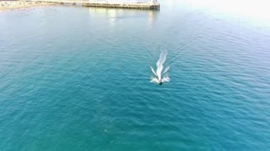 BİRLİK KINGDOM, BOURNEMOUTH BEACH - 18 Temmuz 2022: insanlar yaz tatillerinde eğleniyorlar. Yüksek Açı Drone Kamera Görünümü