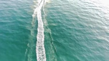 BİRLİK KINGDOM, BOURNEMOUTH BEACH - 18 Temmuz 2022: insanlar yaz tatillerinde eğleniyorlar. Yüksek Açı Drone Kamera Görünümü