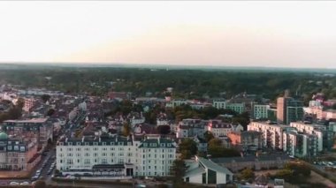 Bournemouth Sahili 'ndeki Şehrin Hava Görüntüsü, Yüksek Açı Drone Kamera Görüntüsü