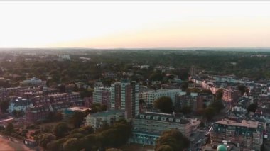 Bournemouth Sahili 'ndeki Şehrin Hava Görüntüsü, Yüksek Açı Drone Kamera Görüntüsü