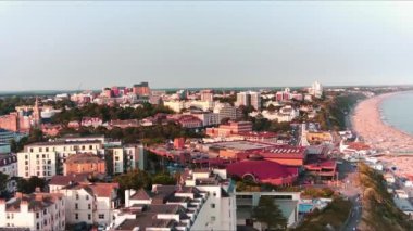 Bournemouth Sahili 'ndeki Şehrin Hava Görüntüsü, Yüksek Açı Drone Kamera Görüntüsü