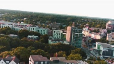 Bournemouth Sahili 'ndeki Şehrin Hava Görüntüsü, Yüksek Açı Drone Kamera Görüntüsü