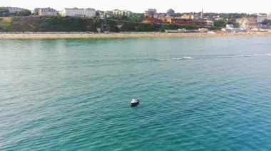 ENGLAND, BOURNEMOUTH - 18 AĞUSTOS 2022: Güzel Yüksek Açılı İnsanlar Sahilde Yüzüyor. Drone 'un görüntüsü İngiltere' nin en sıcak gününde çekildi.. 