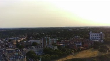 Bournemouth Sahili 'ndeki Okyanus Suyu' nda İngiltere 'deki insanların hava görüntüleri dinleniyor ve yüzüyorlar.