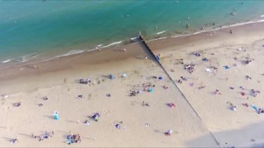 Bournemouth Sahili 'ndeki Okyanus Suyu' nda İngiltere 'deki insanların hava görüntüleri dinleniyor ve yüzüyorlar.