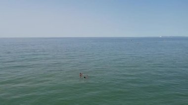 BİRLİK KINGDOM, BOURNEMOUTH BEACH - 18 Temmuz 2022: insanlar yaz tatillerinde eğleniyorlar. Yüksek Açı Drone Kamera Görünümü