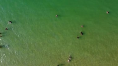BİRLİK KINGDOM, BOURNEMOUTH BEACH - 18 Temmuz 2022: insanlar yaz tatillerinde eğleniyorlar. Yüksek Açı Drone Kamera Görünümü