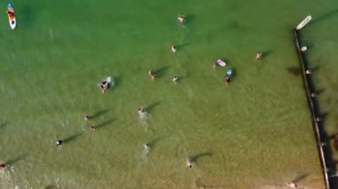BİRLİK KINGDOM, BOURNEMOUTH BEACH - 18 Temmuz 2022: insanlar yaz tatillerinde eğleniyorlar. Yüksek Açı Drone Kamera Görünümü