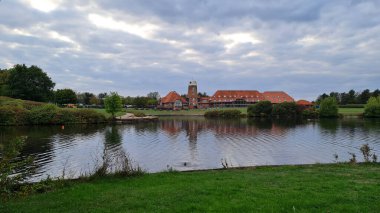 İngiltere, İngiltere, İngiltere, MILTON KEYNES - 21 Eylül 2022: Caldecotte Gölü ve Binalarının Hava Görüntüsü. İngiltere 'de yer alan göl, yolun iki tarafına bölünmüştür: Çevredeki Bar, Restoran ve Oteller.