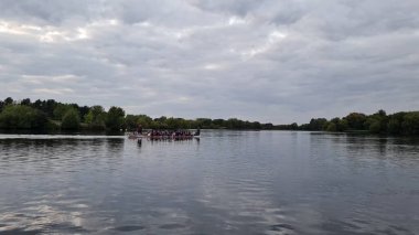 İngiltere, İngiltere, İngiltere, MILTON KEYNES - 21 Eylül 2022: Caldecotte Gölü ve Binalarının Hava Görüntüsü. İngiltere 'de yer alan göl, yolun iki tarafına bölünmüştür: Çevredeki Bar, Restoran ve Oteller.