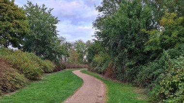 İngiltere, İngiltere, İngiltere, MILTON KEYNES - 21 Eylül 2022: Caldecotte Gölü ve Binalarının Hava Görüntüsü. İngiltere 'de yer alan göl, yolun iki tarafına bölünmüştür: Çevredeki Bar, Restoran ve Oteller.