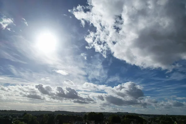 Schöner Blauer Himmel Mit Wenigen Wolken Einem Klaren Sonnigen Tag — Stockfoto