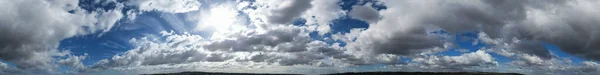 Hermoso Cielo Azul Con Pocas Nubes Claro Día Soleado Sobre — Foto de Stock