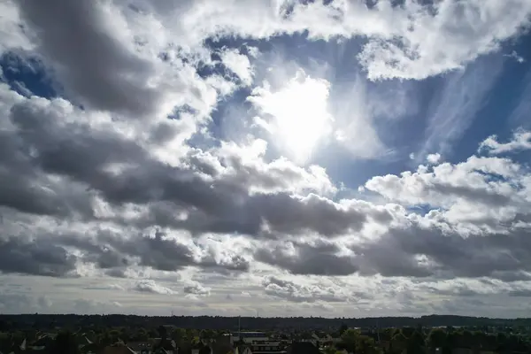 Γραφική Άποψη Του Μπλε Ουρανού Άσπρα Σύννεφα Κατά Την Ηλιόλουστη — Φωτογραφία Αρχείου