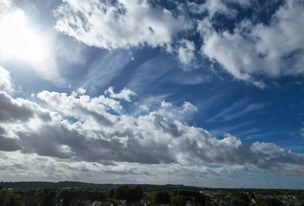 Γραφική Άποψη Του Μπλε Ουρανού Άσπρα Σύννεφα Κατά Την Ηλιόλουστη — Φωτογραφία Αρχείου