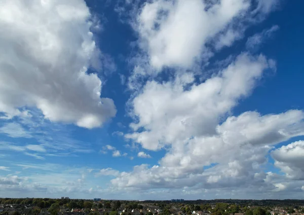Szenischer Blick Auf Blauen Himmel Mit Weißen Wolken Bei Sonnigem — Stockfoto